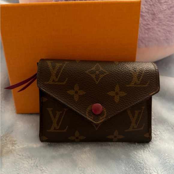 LOUIS VUITTON Victorine Wallet fuchsia monogram - Picture 2 of 16